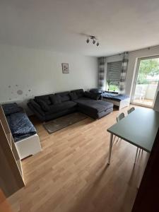 门兴格拉德巴赫MG06 Schickes Apartment in Zentrumsnähe的客厅配有黑色沙发和桌子