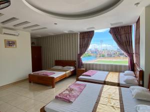 宁平Bảo Anh Hotel的酒店客房设有两张床和大窗户。