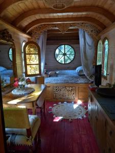 圣雷米普罗旺斯La roulotte du petit paradis的卧室配有一张床和一张桌子