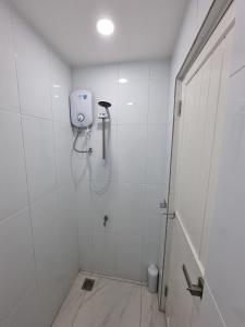 古晋一点酒店的带淋浴的白色浴室