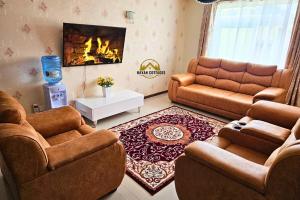 纳库鲁Havan Furnished Apartment-Milimani N9的客厅设有两张沙发和一个壁炉