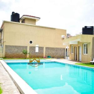 纳库鲁Havan Furnished Apartment-Milimani N9的房屋前的游泳池