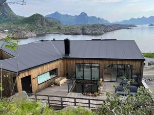 卡伯尔沃格House in Lofoten, beautiful view/ Hus i Lofoten的房屋设有大型水景甲板