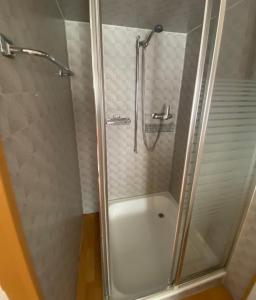 EnnendaBom descanso的浴室里设有玻璃门淋浴