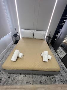 奥尔比亚2 Room Suite Monte Nero- Best price vs quality-Fully equipped & renovated- City Centre的房间里的一张床位,上面有两条毛巾