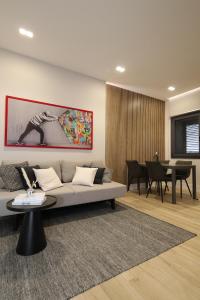 奥尔比亚2 Room Suite Monte Nero- Best price vs quality-Fully equipped & renovated- City Centre的客厅配有沙发和桌子
