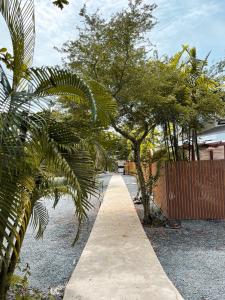 库德岛达拉民宿的一条有树木和围栏的小路