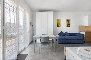 斯培西亚gli ulivi di montalbano 1的客厅配有桌子和蓝色沙发