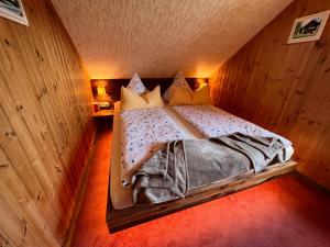 索内纳尔佩·纳斯费尔德Gemütliche Hütte in den Bergen的阁楼卧室配有床