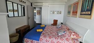 FleurimontL'appartement de l'Horizon - Plateau Cailloux的一间卧室配有一张红色和蓝色的床罩