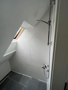 门兴格拉德巴赫MG14 Schönes Monteur Apartment für 3 Personen的一间带淋浴间和窗户的浴室