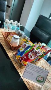 Kampong Padang KeladiZDQ Homestay的一张桌子,上面放着食物和瓶装水