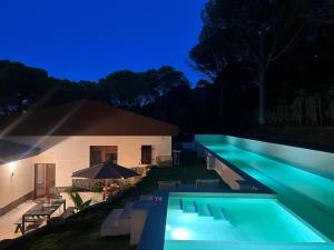 Cañet de MarLuxury private Villa 25m Pool, Gym, 200m to Beach的夜间在房子前面的游泳池