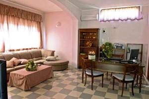 蒙蒂菲阿斯科尼拉康曼达公寓酒店的带沙发和钢琴的客厅