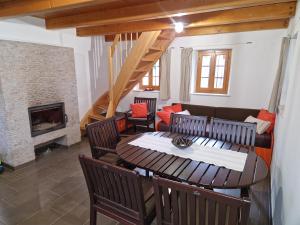 MarkovciSweet Country House的客厅配有桌椅和壁炉