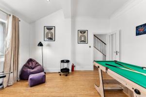 切尔滕纳姆Stunning 4 Bed House - Sleeps 12的配有台球桌和椅子的房间