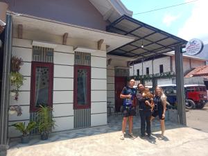 庞越Widodaren Homestay的一群站在建筑物前的人