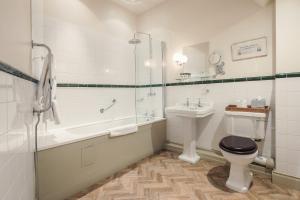 皮克林白天鹅酒店的带浴缸、卫生间和盥洗盆的浴室