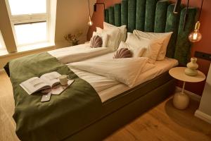 韦斯特兰DAS LORNSEN - Serviced Luxury Apartments的一间卧室配有一张大床,里面装有书籍