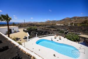 马赫Peñas Blancas的度假村中央的游泳池