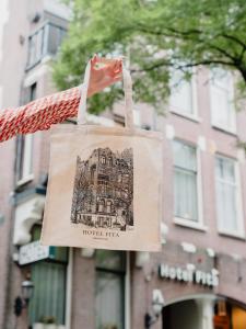 阿姆斯特丹菲塔酒店的购物袋,上面有建筑物的照片