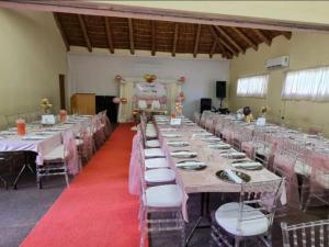 马塞卢Mmelesi Lodge的一个带长桌和椅子的大型宴会厅