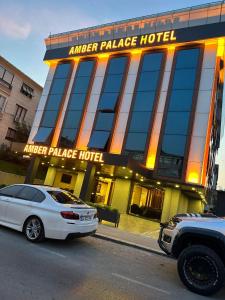 伊斯坦布尔Amber Palace Hotel的两辆汽车停在飞机宫殿酒店前