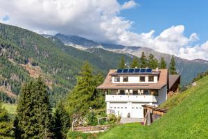 卡迪皮特拉Glocklechnhof Sonnenschein的山边的太阳能电池板房子