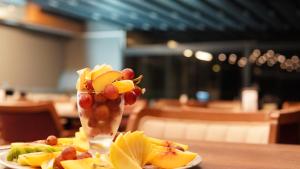 伊斯坦布尔Amber Palace Hotel的桌子上装满水果的花瓶