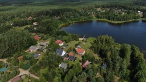 SmolnikiPrzystanek O2的湖岸房屋的空中景观