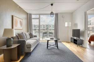 哥本哈根Amazing Two Bedroom Flat in Urban Area的客厅配有沙发和桌子