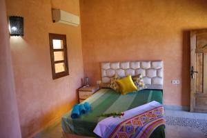 马拉喀什Dar Koujane的一间卧室,卧室内配有一张大床