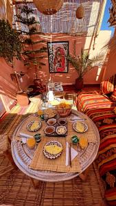 马拉喀什Riad Fz Marrakech的客厅里一张桌子和食物