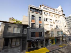伊斯坦布尔Moss Hotel YENİKAPI的城市街道上的风酒店模型