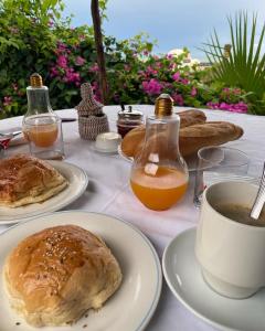 萨利尼亚拉尔West AFRICAN BEACH的餐桌,盘子,咖啡