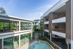 奈扬海滩Bella Nara Phuket Naiyang Beach的一座带游泳池的公寓大楼的图片