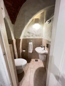 阿斯旺Artika Wadi Kiki Hotel的一间带卫生间和水槽的浴室