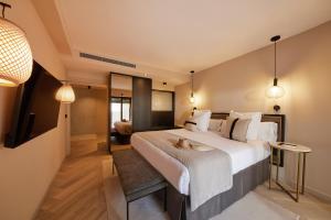 马略卡岛帕尔马Belle Marivent Mediterranean Petit Hotel的一间卧室,卧室内配有一张大床