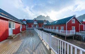 SennesvikUre Lodge的山底下一排红色的房子