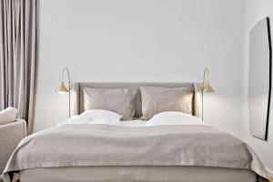 腓特烈港赫尔曼班戈贝斯特韦斯特酒店的白色卧室配有带2个枕头的床