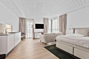 腓特烈港赫尔曼班戈贝斯特韦斯特酒店的白色的酒店客房 - 带一张床和一张书桌
