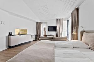 腓特烈港赫尔曼班戈贝斯特韦斯特酒店的白色卧室配有床和书桌
