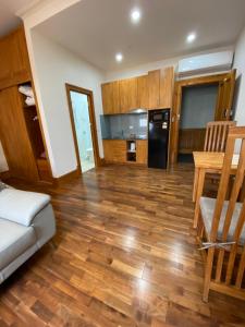 弗里曼特RIALTO SUITES Fremantle的铺有木地板的客厅和厨房