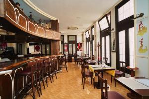 拉巴特泰素达酒店的餐厅设有酒吧,配有桌椅