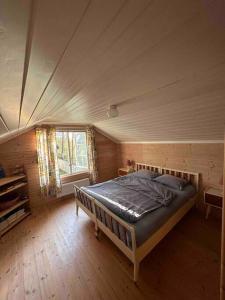 Exclusive panorama view of the Oslofjord的木制客房内的一间卧室,配有一张床