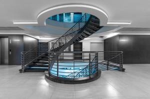 内罗毕Prime Living Luxury Apartments的一座带游泳池的建筑中的螺旋楼梯