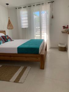 德赛Gite Ti Bali的一间卧室设有一张床和一个大窗户