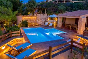 帕拉迪索海岸Costa Paradiso Resort的一个带甲板和游泳池的后院游泳池