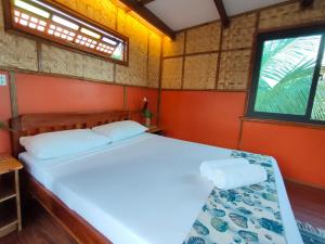 锡亚顿正佳别墅度假村 的一间卧室设有一张床和两个窗户。