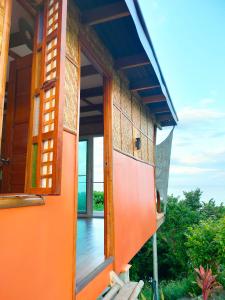 锡亚顿正佳别墅度假村 的带阳台的橙色房子的门